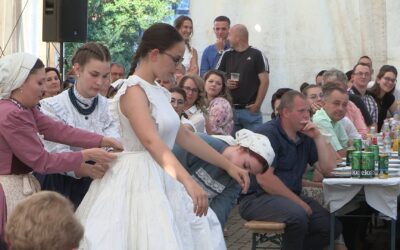 Óriási siker Zalaapátiban, a Kiss-Molnár István által koreografált Zalai lakodalom című rendezvény.